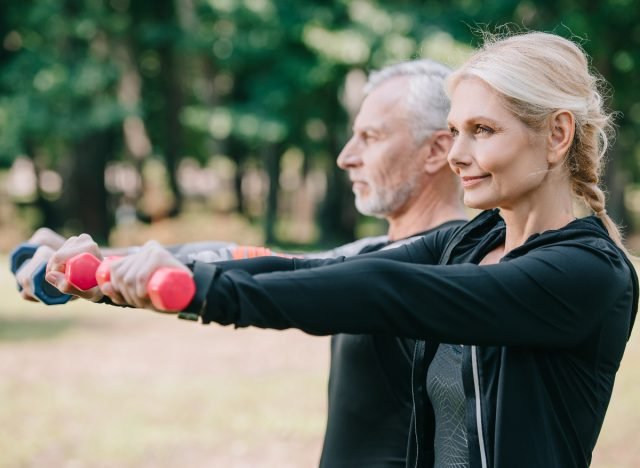 couple de fitness mature utilisant des haltères pour des exercices visant à ralentir le vieillissement dans la cinquantaine