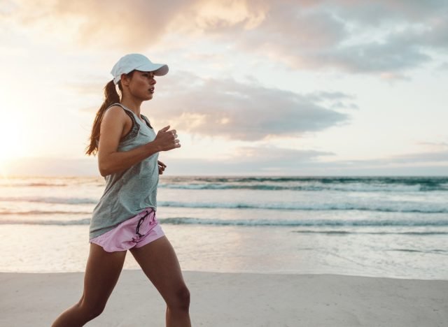 femme beach run, concept de est-il mauvais de ne faire que des séances d'entraînement cardio