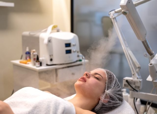 femme recevant un traitement d'ozonothérapie dans un endroit semblable à un spa
