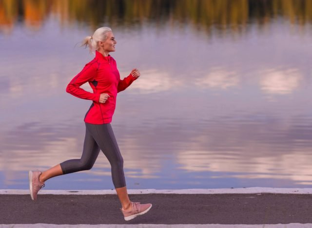 femme en forme qui court à l'extérieur, concept du meilleur type d'exercice pour perdre du poids