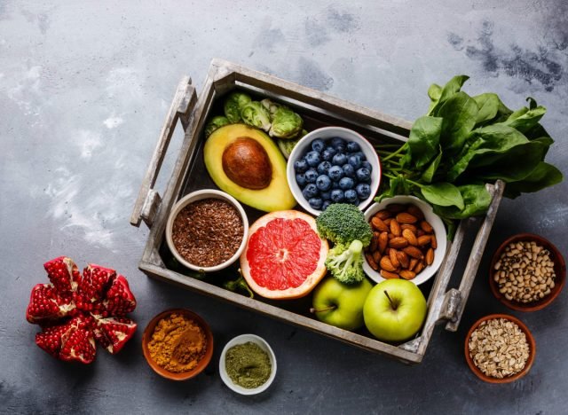 fruits et légumes frais dans le panier, concept de conseils pour manger du volume pour perdre du poids
