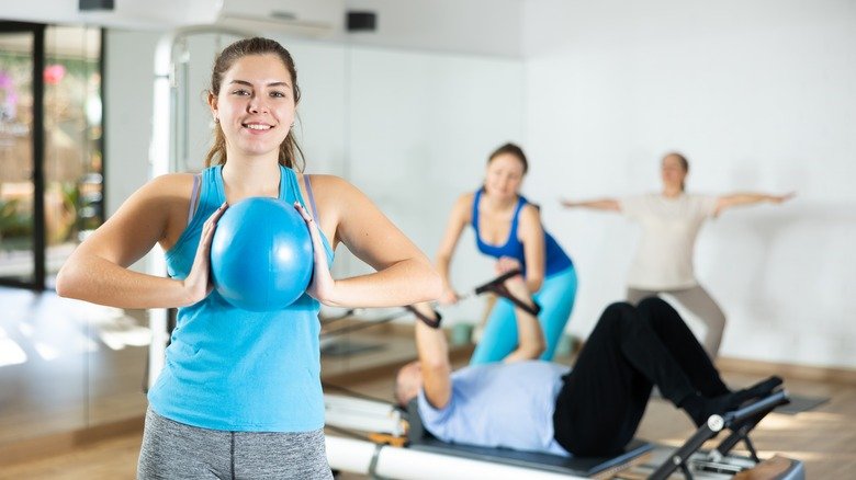 Femme faisant des compressions sur un ballon de stabilité