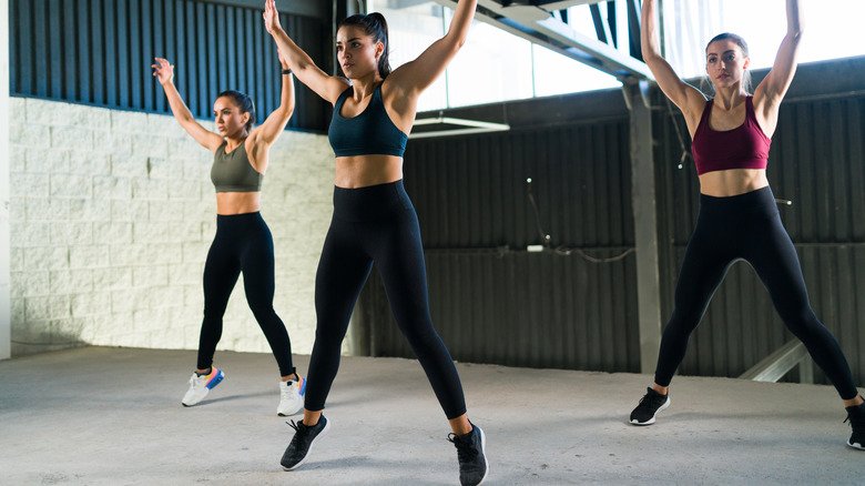 trois femmes faisant des sauts avec écart