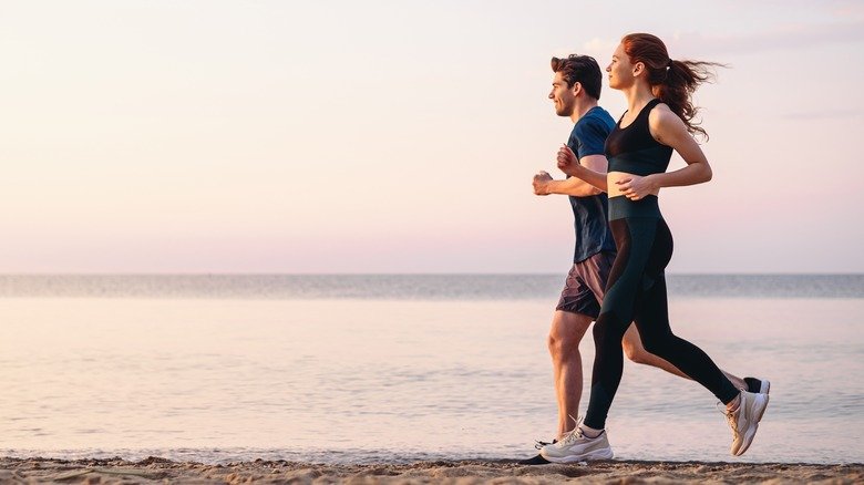 Couple courant sur la plage