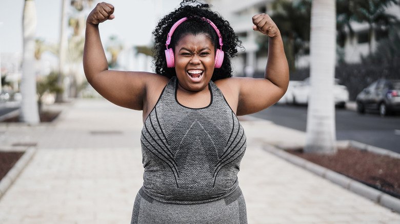 Femme souriante faisant de l'exercice à l'extérieur