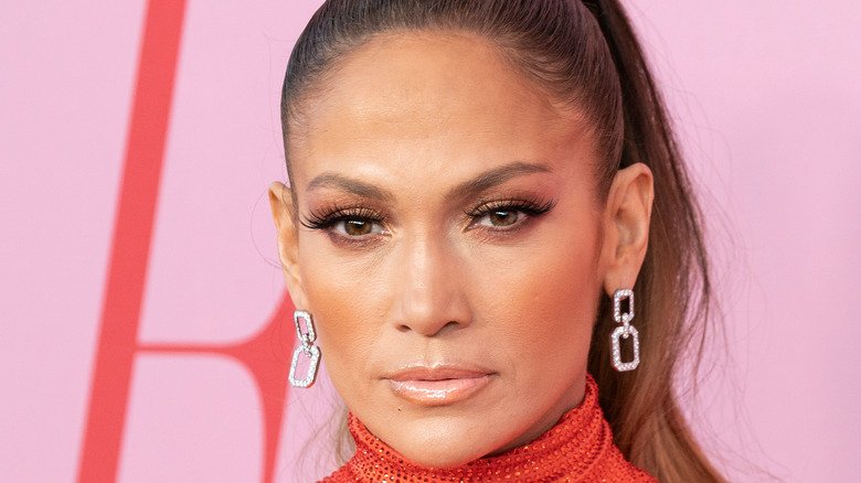 un gros plan de Jennifer Lopez