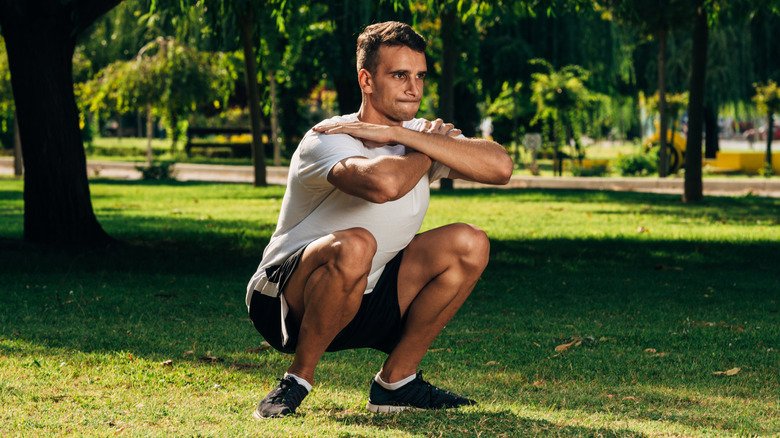 homme en forme faisant du squat profond