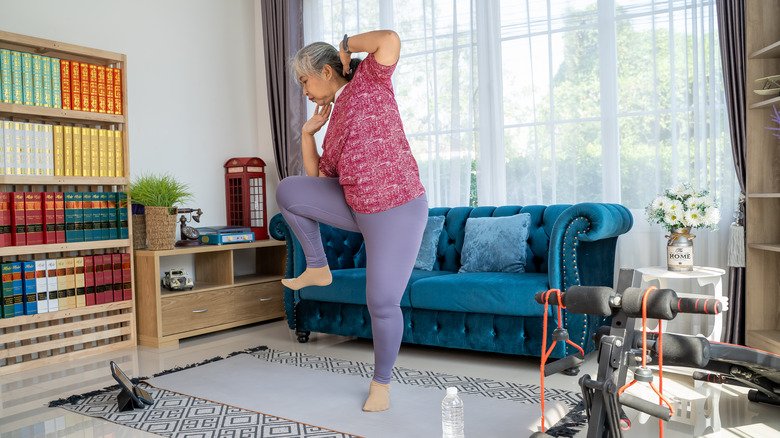 femme faisant des abdominaux latéraux debout