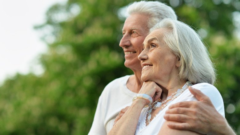 couple de personnes âgées souriantes