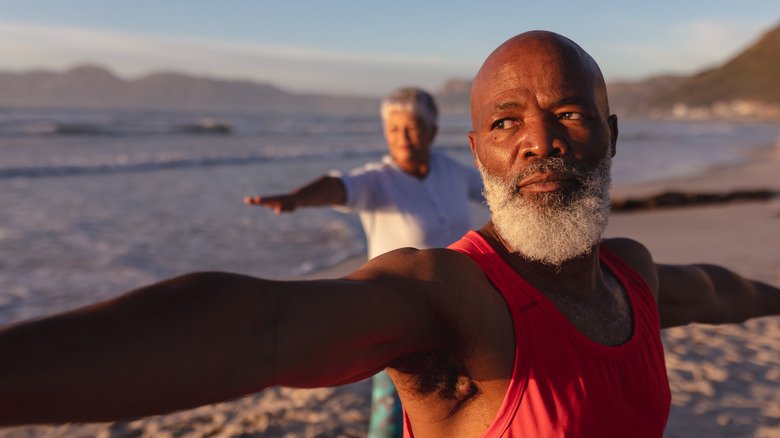 Couple d'âge mûr faisant du yoga 