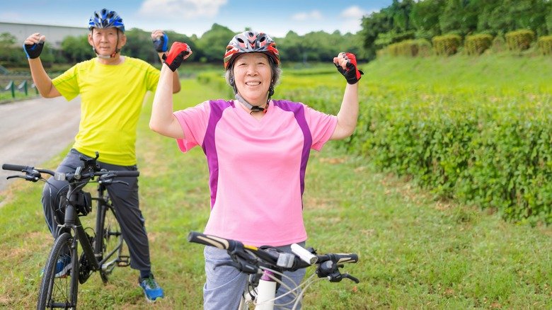 couple de personnes âgées à vélo