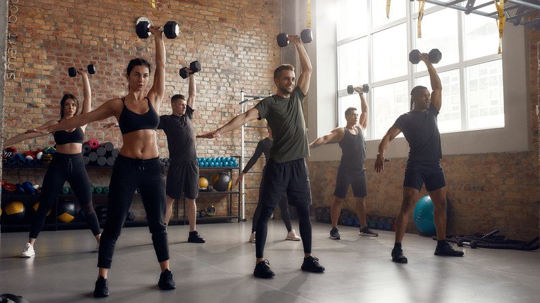 des gens qui s'entraînent dans une salle de sport