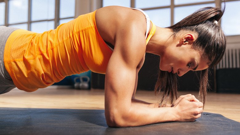 Femme faisant une planche sur les avant-bras