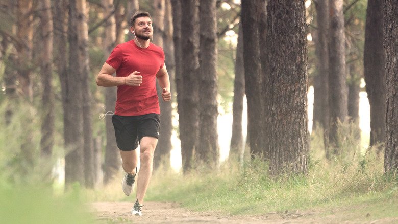 Un homme heureux de reprendre la course à pied après une tendinite