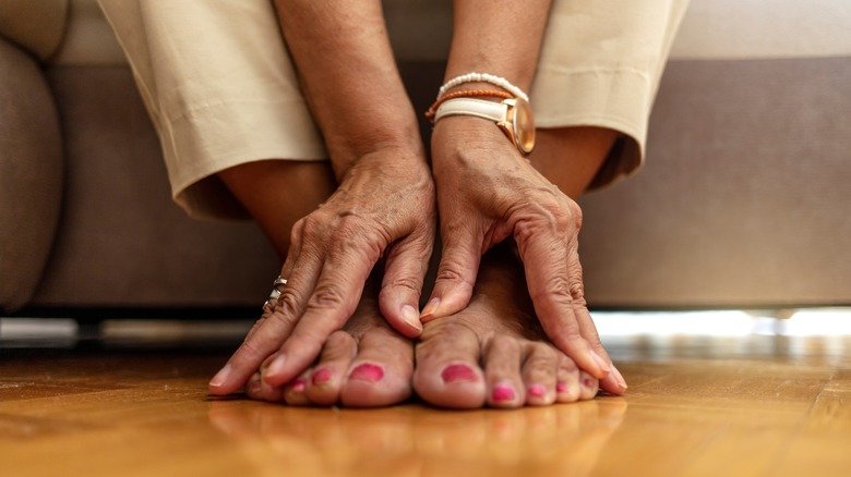 femme assise touchant ses orteils