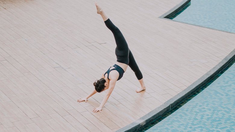 gros plan du tapis de yoga déroulé