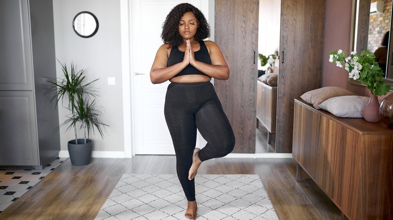 Une femme faisant du yoga à la maison