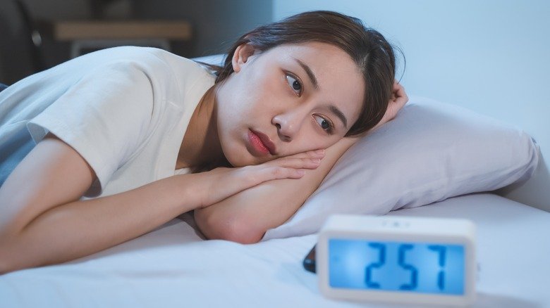 femme au lit avec insomnie