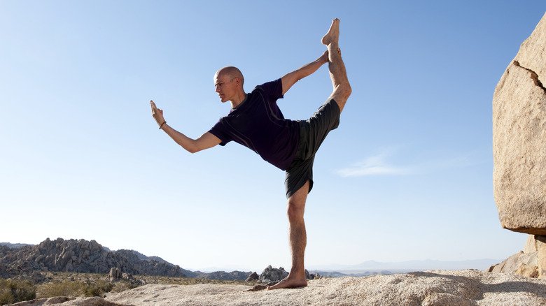 homme faisant la pose d'un danseur en plein air