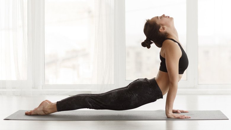 femme faisant la posture du cobra