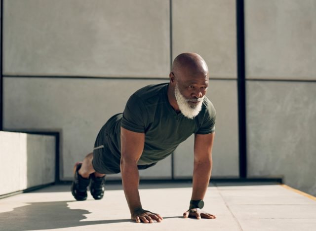 homme mature faisant des pompes à l'extérieur, concept d'entraînement sans équipement pour reconstruire la force