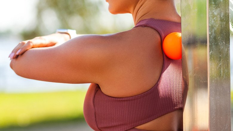 femme qui fait rouler les muscles du dos