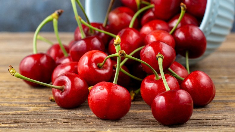 cerises débordant d'un bol blanc