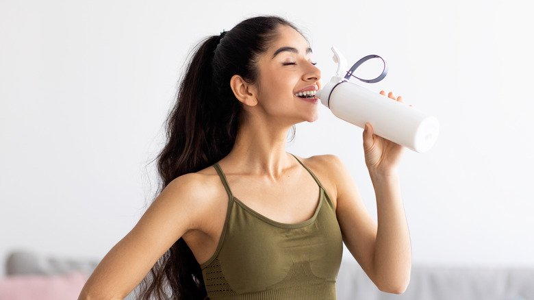 femme buvant de l'eau après l'entraînement