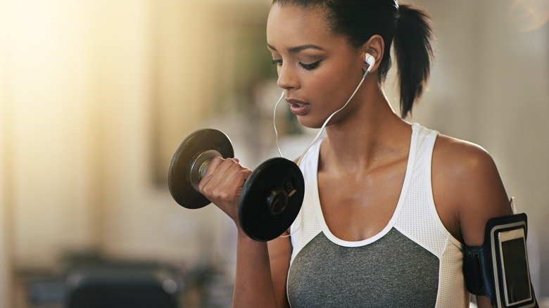 femme faisant un entraînement de curl marteau