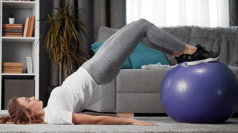 Femme faisant de l'exercice sur un ballon suisse