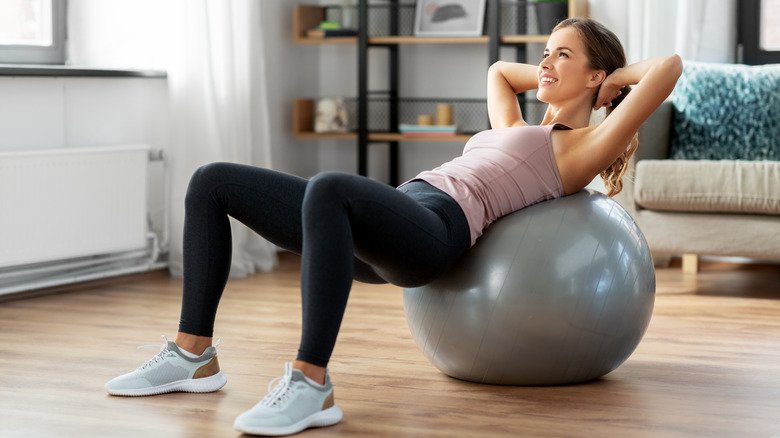 Femme faisant de l'exercice sur un ballon de stabilité