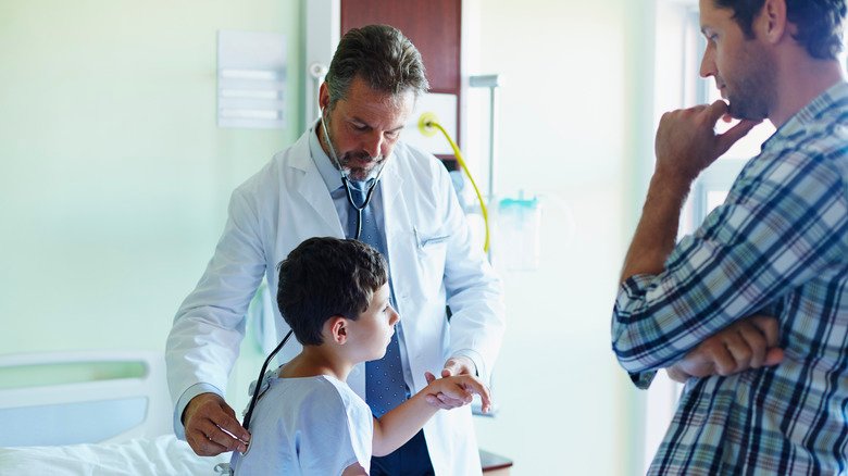 Médecin examinant un enfant