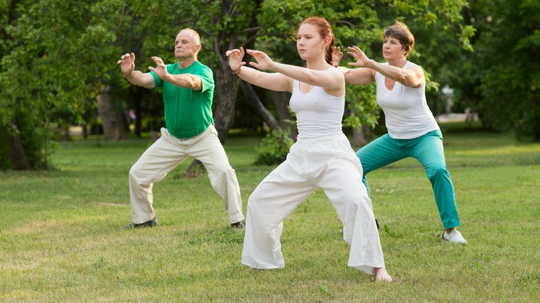 des gens qui font du tai-chi