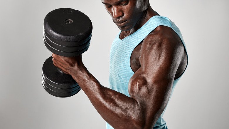 homme faisant des flexions de biceps