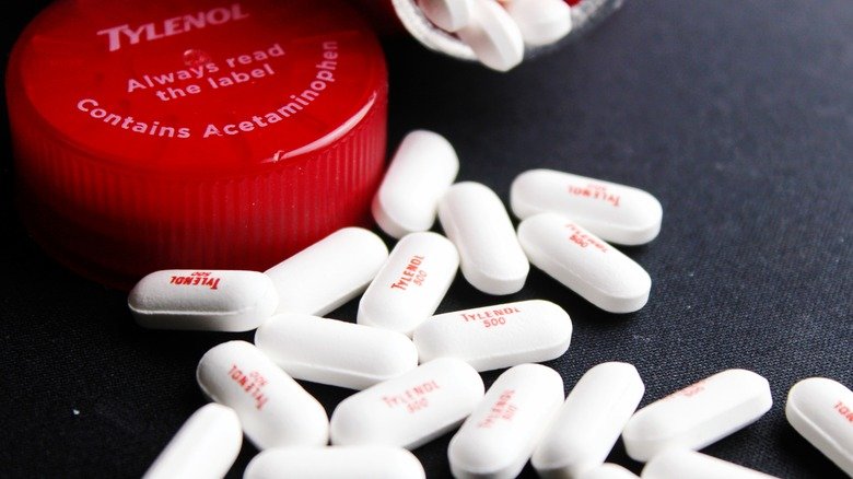 comprimés de Tylenol sur une table