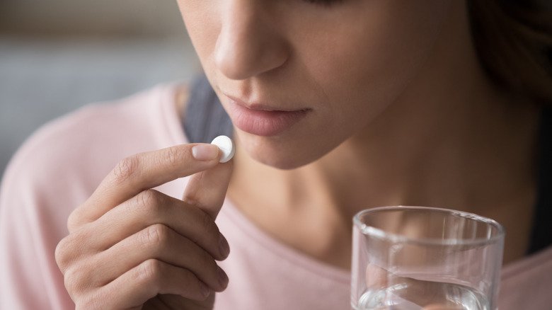 femme prenant des médicaments