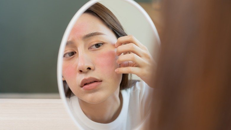 femme se regardant dans le miroir