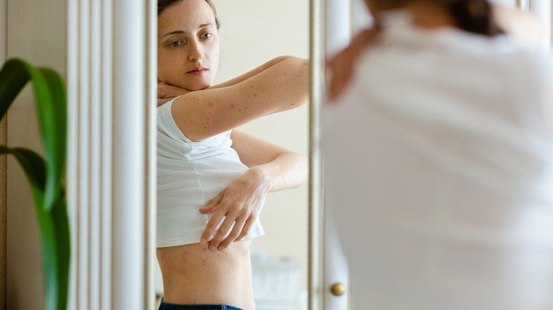 femme se regardant dans le miroir