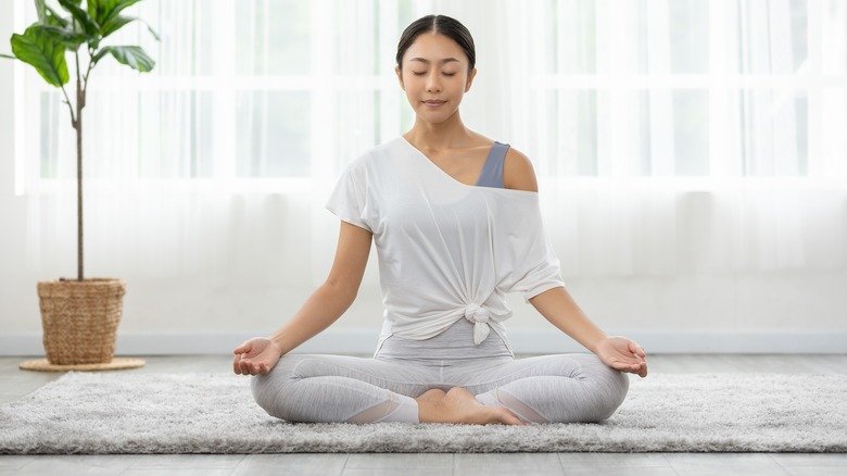 femme pratiquant le yoga