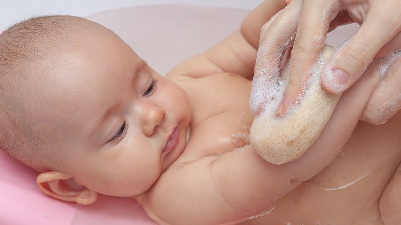 Bébé profite d'un bain à l'éponge