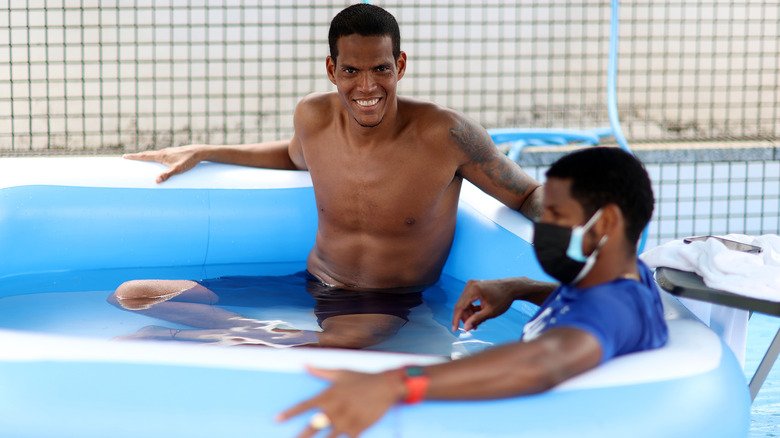 Deux hommes dans une piscine gonflable