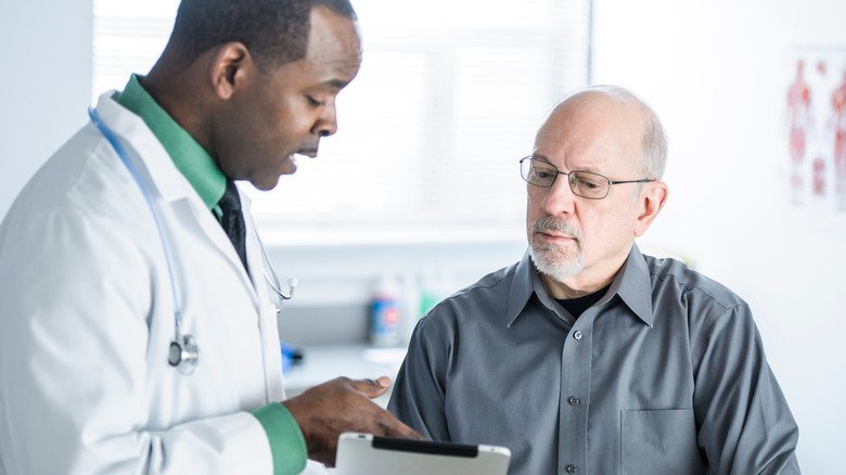 homme en consultation avec un médecin au cabinet