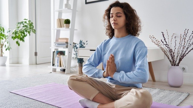 Une femme réduit son stress grâce à la méditation