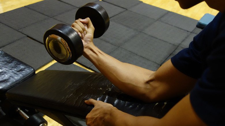 personne faisant des flexions des poignets