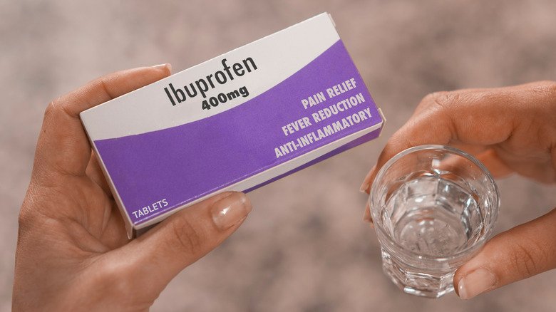 Ibuprofène et verre d'eau