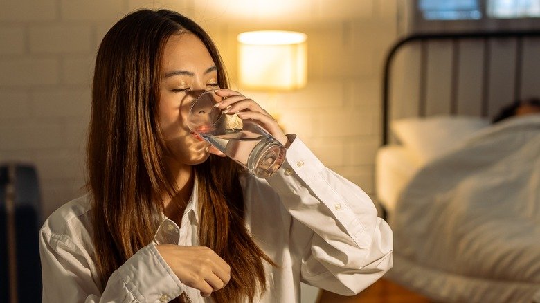 Une femme prend ses médicaments le soir