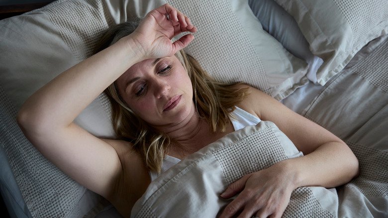 Femme allongée dans son lit, incapable de dormir