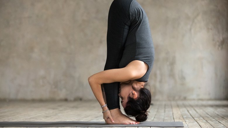 femme faisant uttanasana