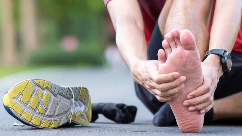 Un coureur avec une blessure au pied