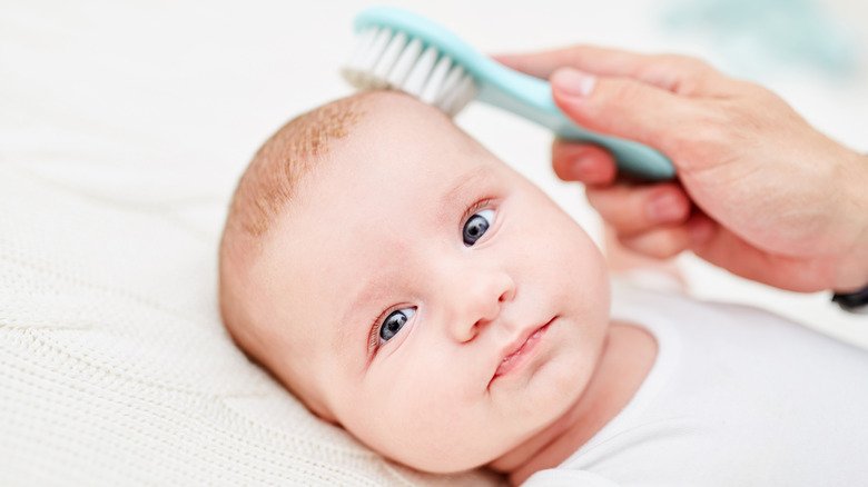 Brosser les cheveux de bébé